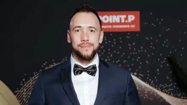 Portrait de Matthieu Van Tornhout en costume lors de la soirée de remise de prix Point.P