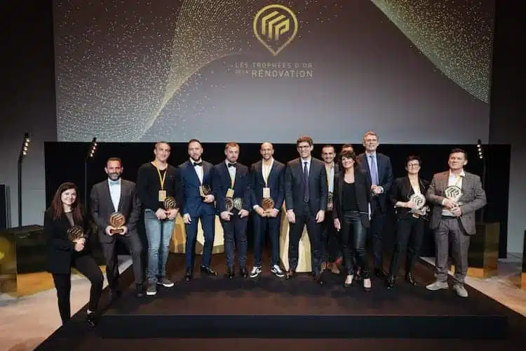 Groupe de lauréats sur scène lors de la remise des Trophées d'Or de la Rénovation