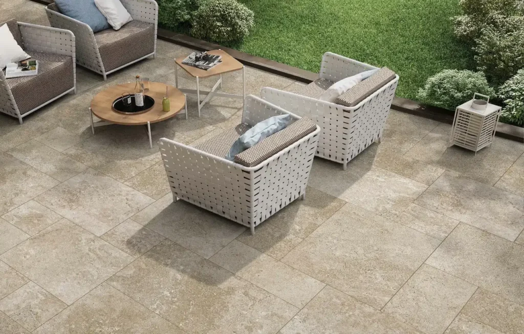 Comment poser un carrelage extérieur résistant au gel et antidérapant pour une terrasse durable, facile d’entretien et conforme aux normes 2025 ? - Featured Image 1