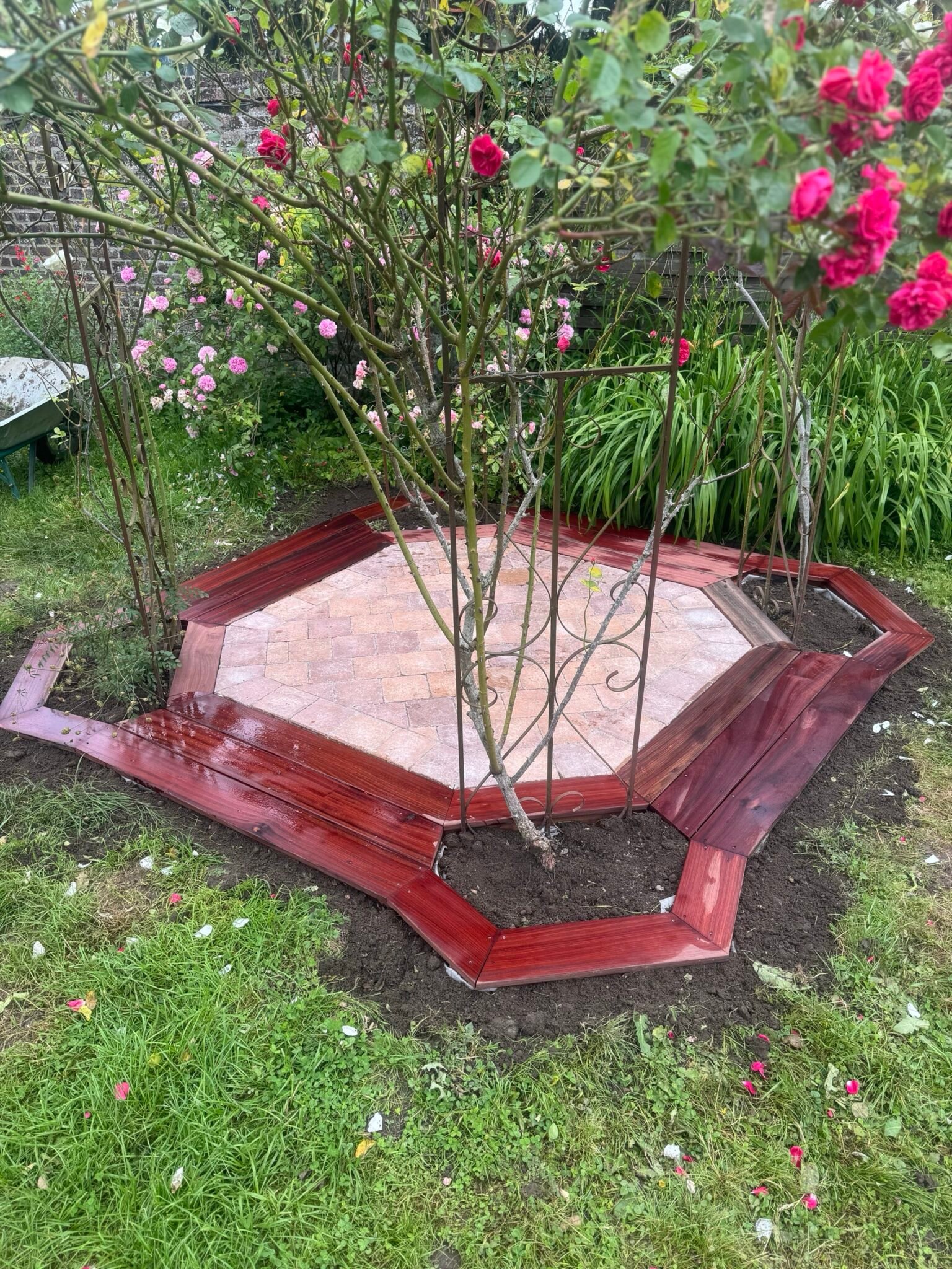 Installation de terrasse dallée octogonale à Saint-Jacques-sur-Darnétal