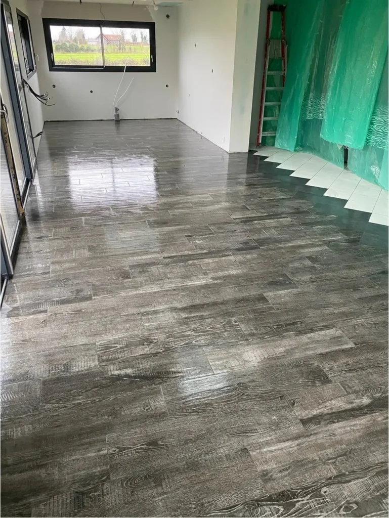Pièce en travaux avec sol carrelé imitation bois gris, pose de carrelage par MVT RENO