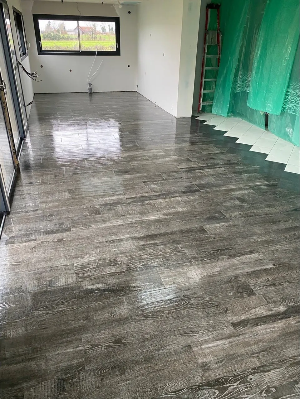 Pièce en travaux avec sol carrelé imitation bois gris, pose de carrelage par MVT Réno